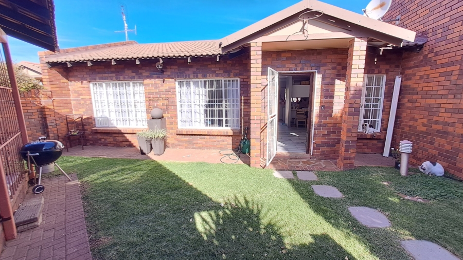 2 Bedroom Property for Sale in Langenhovenpark Free State